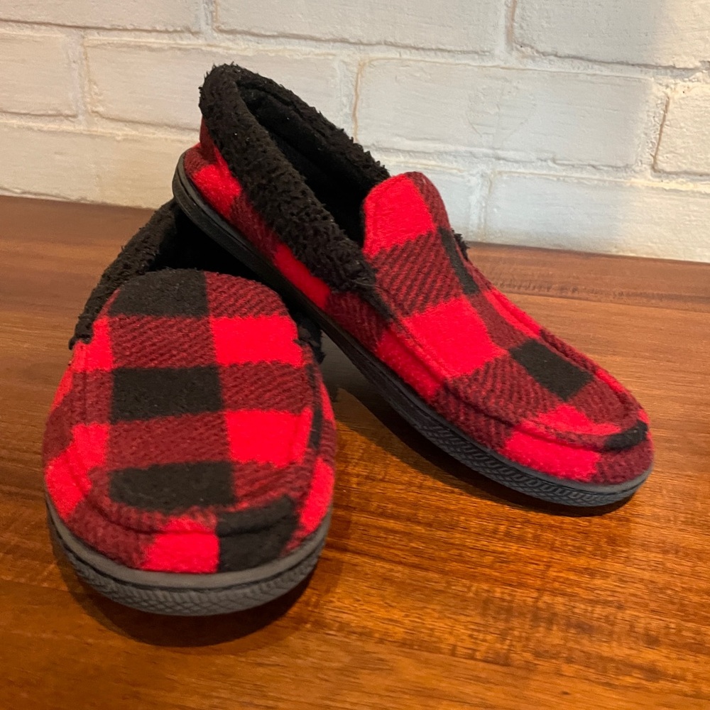 Cuddl Duds Boys Plaid Slippers - size L (5-6)